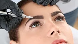 10 meilleures écoles de maquillage permanent à Moscou