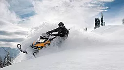 Meilleure motoneige à neige profonde de 2022 - Yamaha, BRP ou Stels ?