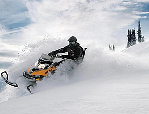 Meilleure motoneige à neige profonde de 2022 - Yamaha, BRP ou Stels ?