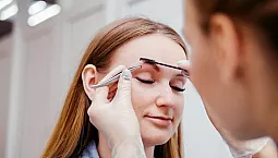 10 meilleurs cours de stratification des sourcils à Moscou