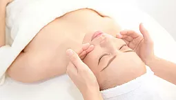 10 meilleurs cours de massage facial à Moscou